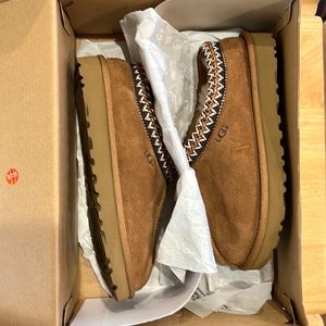 Ugg Tasman Slippers Kids size 6. Chestnut in color. BRAND NEW and in box.